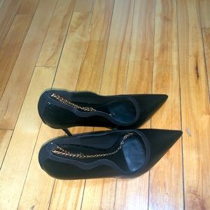 Selling these black pumps with anklet chain.
